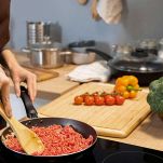 Versate nella casseruola la carne