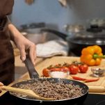 Versate un bicchiere di vino bianco sulla carne e mescolate