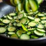 Zucchine affettate in padella