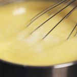 Aggiungete il burro al latte caldo e mescolate fino a farlo sciogliere