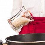 aggiungete il riso nella casseruola e fatelo tostare per circa 2-3 minuti