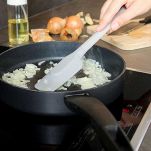 Aggiungete la cipolla tritata finemente e fate soffriggere a fuoco dolce