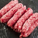 Aggiungete la salsiccia sbriciolata al soffritto di cipolla