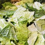 Aggiungete le patate e la verza e cuocetele per circa 20 minuti