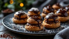 Bignè al cioccolato farciti e glassati.