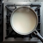 Cottura del latte per il budino