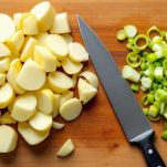Preparazione patate e porri