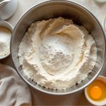 preparazione impasto della crostata di pere e cannella