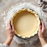 Base di pasta frolla stesa in teglia rotonda.