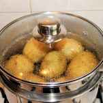 Cuocete le patate con la buccia per evitare che assorbano troppa acqua