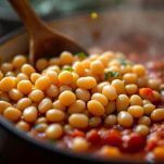 Fagioli e pomodori in cottura