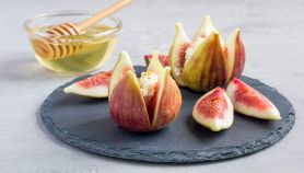 Fichi con quartirolo accanto a una ciotolina di miele