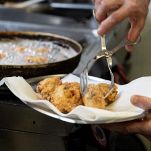 Scolate il baccalà fritto con una schiumarola e adagiatelo su carta assorbente per eliminare l’olio in eccesso.