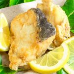 Servite immediatamente il baccalà fritto, disponendolo su un piatto rivestito con carta per fritti,