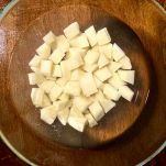 Tagliate le patate e metete in acqua fredda e sale