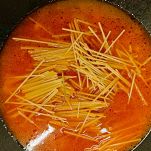 unite acqua e spaghetti alla pentola