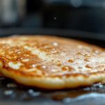 Pancake con bolle in superficie pronti per essere girati.