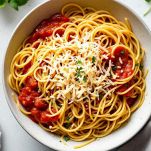 Pasta mescolata con il condimento