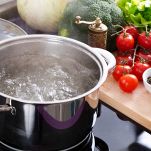 Portate il brodo di carne a bollore