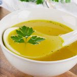 Preparate il brodo di carne in anticipo