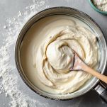 Versate la farina nella casseruola e continuate a mescolare