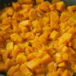 Pulite la zucca, rimuovendo la buccia e i semi e tagliandola a cubetti