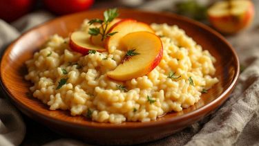 Piatto di risotto alle mele cremoso e profumato