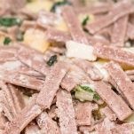 Scolate accuratamente i pizzoccheri, le patate e la verza e trasferitene una parte in una ciotola