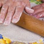 Stendete l’impasto con il mattarello fino a ottenere una sfoglia di circa 2 mm