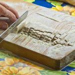 Tagliate poi le fasce sovrapposte in striscioline larghe circa 1 cm per creare i pizzoccheri