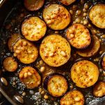 Melanzane dorate pronte per essere sgocciolate.