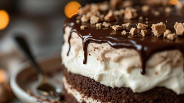 Torta soffice farcita con panna e ricoperta di Nutella