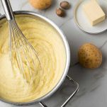 Versate il latte caldo con il burro sulle patate schiacciate