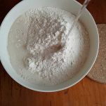 Versate poca acqua alla volta, mescolando con le mani o con una forchetta