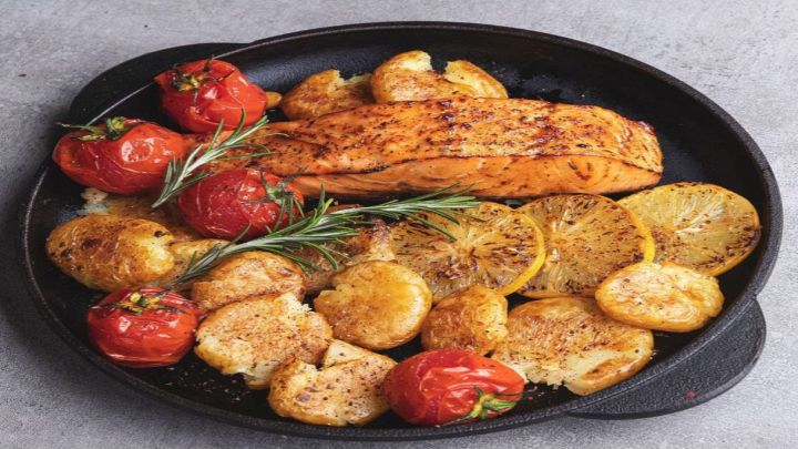 Salmone al forno con patate al timo