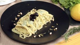 Spaghetti in crema di scarola, pinoli e olive nere al limone