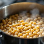 Fagioli pronti per essere cotti dopo 12 ore di ammollo.