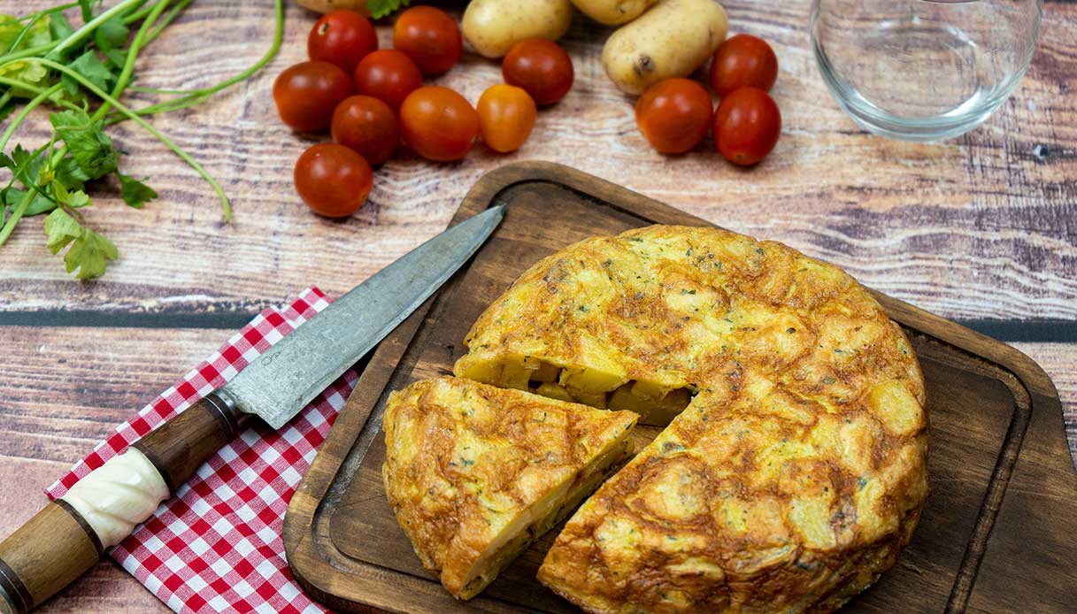 Frittata di patate in padella - Secondo piatto semplice e gustoso