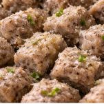 Piatto di gnocchi con melanzane pronto per essere gustato.