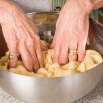 lavorate con le mani fino a ottenere una consistenza morbida