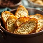Assemblaggio del piatto con pane raffermo e minestra di verdure