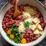 Lavorazione ingredienti polpette lombarde