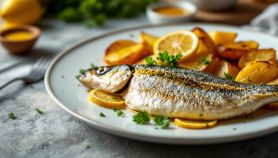 Orate al cartoccio servite con limone e patate.