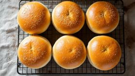 Panini per hamburger dorati e soffici