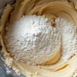 Aggiunta di farina e lievito