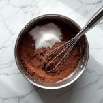 base di cioccolato per il In una pentolina unite l'amido di mais, il cacao amaro e lo zucchero