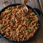 Scolate le lenticchie e aggiungetele al soffritto