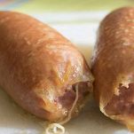 Bucherellate il budello con i rebbi di una forchetta per evitare che si rompa durante la cottura