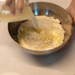 Setacciate 75 grammi di farina in una terrina