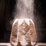 Spolverizzate il pandoro con abbondante zucchero a velo